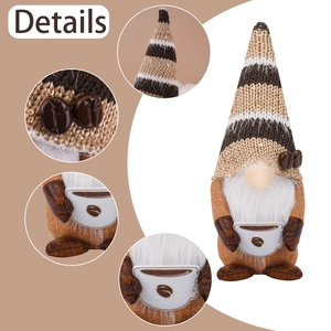 Gnome à café en peluche avec chapeau à carreaux et tasse pour décoration de maison de fête