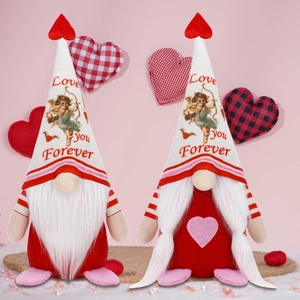 Set de dos gnomos de San Valentín con sombreros de corazón y diseño de Cupido