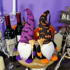 Halloween gesichtslose Gnome mit Besen und Fledermausmuster für festliche Tischdeko