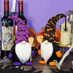 Halloween-Gnome mit Fledermausmuster und handgefertigten Strohbesen im Detail