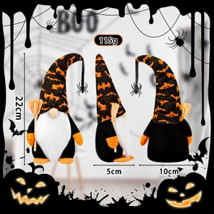 Detailansichten eines Halloween-Gnomes mit Fledermaushut, Spinne und kleinem Besenstab