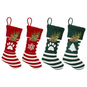 Set van vier gebreide kerstsokken met strepen, sneeuwvlokken en feestelijke decoraties