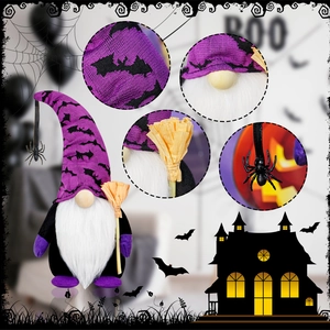 Detailansicht Halloween-Gnom mit lila Fledermaushut, Spinne und Mini-Besen-Accessoire