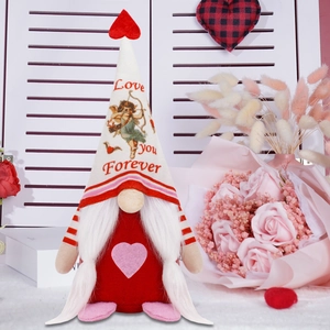 Primer plano de gnomo de San Valentín con gorro de Cupido y decoración de rosas rosadas