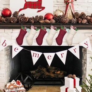 6er-Set Strick-Weihnachtssocken in Rot und Creme am Kamin mit rustikaler Dekoration