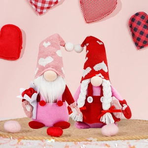 Valentinstag Wichtel-Paar Plüschfiguren mit roten Rosen und rosa Herz-Design