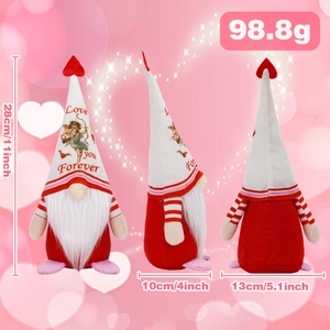 Vista triple del gnomo de peluche de San Valentín con bordado Love You Forever