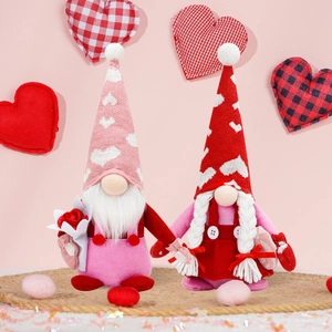 Valentinstag Gnom-Plüschfiguren Set mit Herzmützen und Rosen auf rosa Hintergrund