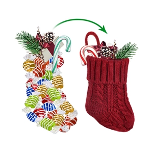 Roter Weihnachtsstrumpf mit viel Platz für Geschenke und festliche Süßigkeiten