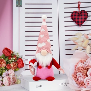 Detailansicht eines Valentinstag Wichtels mit Herzmütze und roter Rose als Deko
