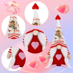 Vista detallada del gnomo de San Valentín con estampado de Cupido y texto de amor