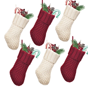 6er-Set rustikale Strick-Weihnachtssocken in Rot und Creme für Kamin und Weihnachtsbaum