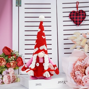 Detail eines Valentinstag-Wichtels mit weißen Zöpfen, Herzmütze und Rosendekorationen