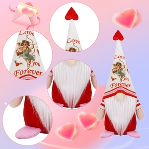 Detalle del estampado de Cupido y texto de amor en el gorro del gnomo festivo