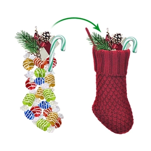 Detailansicht eines roten Strick-Weihnachtsstrumpfs mit festlicher Füllung und Tannenzapfen