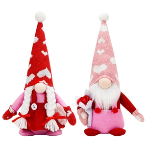 Valentinstag Wichtel-Set aus Plüsch mit Herzmustern und einem Rosenstrauß