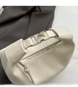 Detailaufnahme der texturierten Ledertasche mit silberner Metallschnalle und Verschluss