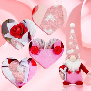 Details des Gnom-Plüschtiers mit Herzmuster-Hut, roter Rose und Strickstrukturen