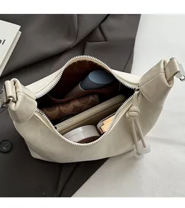 Innenansicht der minimalistischen PU-Umhängetasche mit großem Stauraum für Essentials