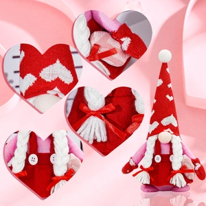 Detailaufnahmen des Valentinstag-Zwergs mit Herz-Strickmütze und geflochtenen Zöpfen