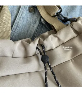 Détail de la fermeture à cordon avec boucle sur le sac fourre-tout en toile kaki