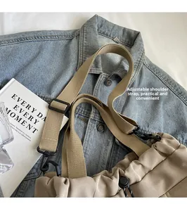 Détail de la bandoulière en nylon réglable et des boucles sur le sac cabas décontracté en toile