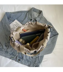 Vue intérieure d'un grand sac fourre-tout en toile beige avec tablette et rangements