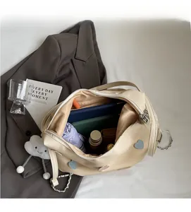 Vista interna della borsa tote in tela beige con grande capacità per laptop e ombrello