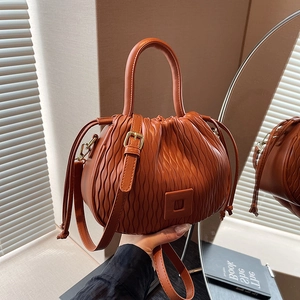 Détail du sac seau plissé caramel avec bandoulière réglable et fermeture à cordon