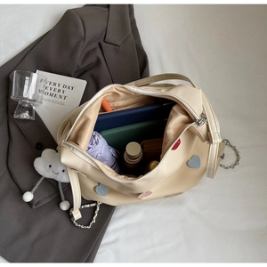 Vista dall'alto della borsa in tela beige che mostra l'interno spazioso con ombrello
