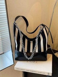 Borsa a tracolla minimalista a righe bianche e nere con catena d'argento e pelle