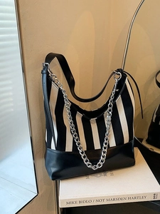 Borsa a tracolla alla moda in tela a righe bianche e nere con catena in argento