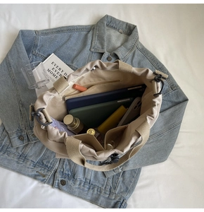 Vue intérieure du sac fourre-tout en toile beige avec poche zippée et grand espace