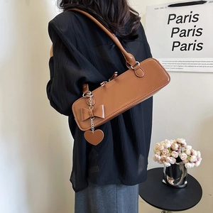 Sac baguette marron rectangulaire avec nœud en cuir et chaîne à breloque cœur
