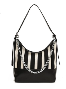 Borsa a tracolla a righe a contrasto con base in pelle nera e catena in argento