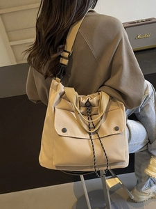 Grand sac cabas en toile beige avec cordon et poche à rabat pour le trajet quotidien