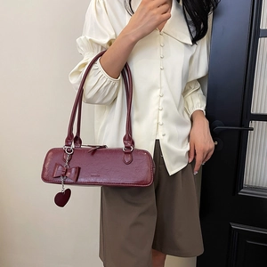 Détails du sac bandoulière rouge foncé en similicuir avec nœud papillon et pendentif cœur