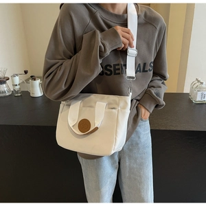 Sac fourre-tout en toile avec écusson vélo et bandoulière réglable sur le modèle
