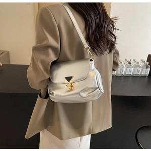 Détail d'un sac en cuir plissé argenté avec finitions dorées et fermoir triangulaire