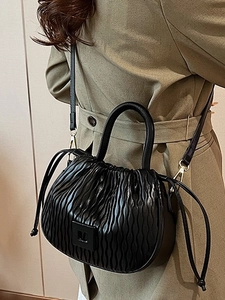 Sac Seau Plissé à Fronces pour Femmes en Simili Cuir Sac Bandoulière Cloud Sac à Main Mode Avec Décor Carré Bandoulière Réglable