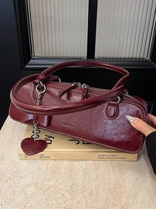 Sac à main cylindre vintage rouge foncé en similicuir plissé avec détail cœur