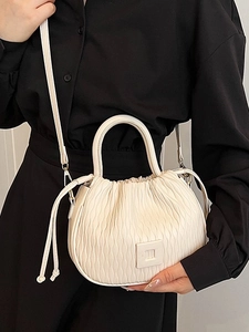 Sac seau plissé blanc crème en cuir texturé avec bandoulière réglable pour femmes