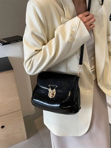 Mode Sac Sous le Bras en Cuir PU Brillant pour Femmes Design Plissé Serrure Triangle en Métal Petit Sac à Bandoulière Main