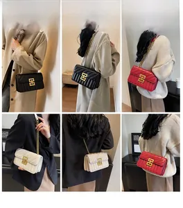 Détails des sacs à main en cuir matelassé noir, rouge et beige avec chaîne dorée