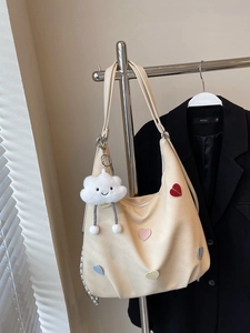 Borsa tote in tela crema con toppe a cuore colorate e ciondolo a nuvola di peluche