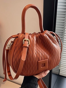 Sac seau plissé orange caramel avec poignée supérieure et bandoulière réglable