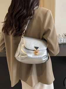 Sac bandoulière plissé argenté avec boucle dorée et bandoulière fine en cuir PU