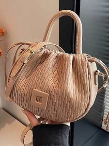 Sac seau élégant en cuir plissé rose poudré avec poignée ronde et détails dorés