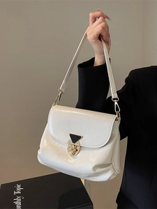 Sac à épaule blanc brillant pour femme avec boucle dorée et design plissé élégant