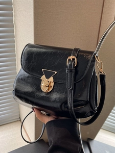 Sac à épaule plissé noir pour femme avec texture vernie brillante et boucle dorée